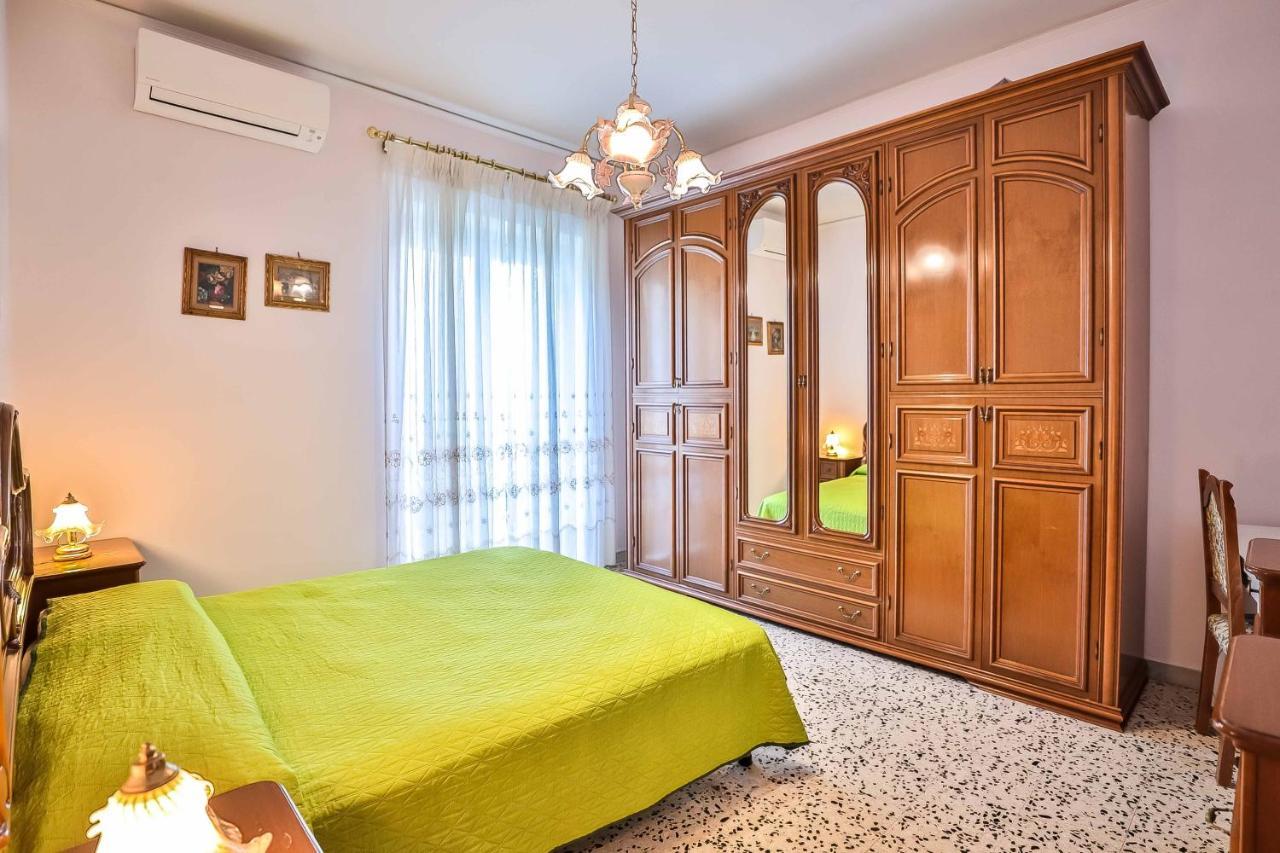 With 4 Bedrooms In *