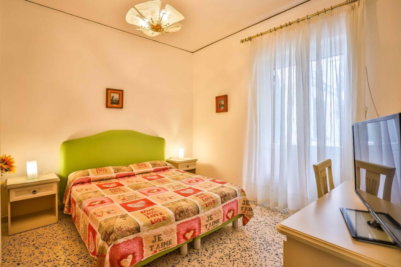 With 4 Bedrooms In *