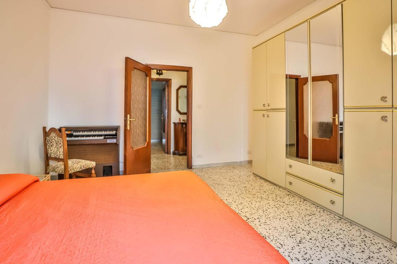 With 4 Bedrooms In *