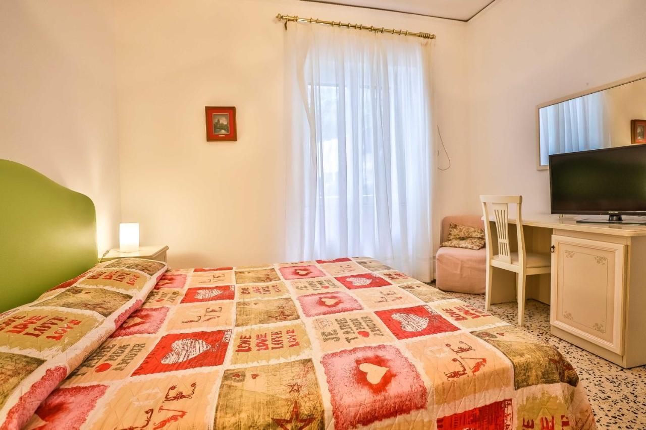 Appartamento With 4 Bedrooms In *